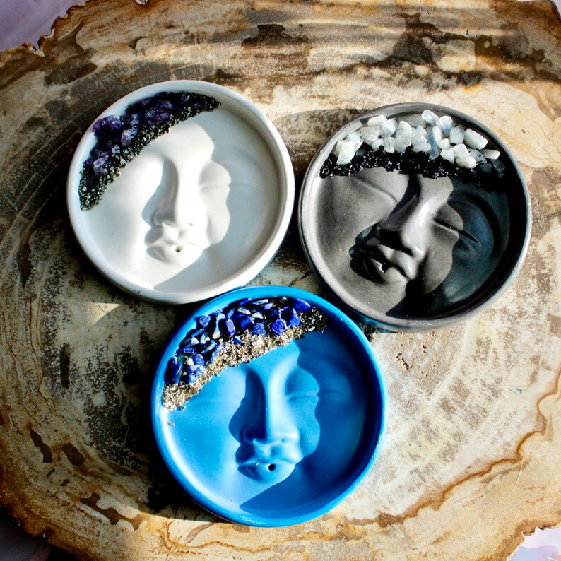 Pu&ograve; includere: Tre porta incensi in ceramica a forma di luna con diverse smaltature colorate. I porta incensi sono decorati con vari cristalli e hanno un foro al centro per bruciare l'incenso.