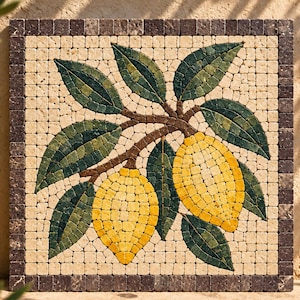 Könnte beinhalten: Ein quadratisches Steinmosaik-Wandbild mit einem zentralen Motiv aus zwei leuchtend gelben Zitronen an einem braunen Zweig mit dunkelgrünen Blättern. Das Kunstwerk ist auf beigem Hintergrund und von dunkelbraunen Steinfliesen umrahmt.