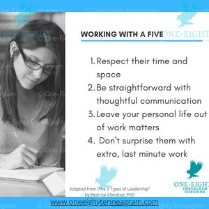 Puede incluir: Imagen en blanco y negro de una mujer con gafas escribiendo en un cuaderno. El texto a la derecha dice "WORKING WITH A FIVE ONE-EIGHTY COACHING" con cuatro vi&ntilde;etas que ofrecen consejos. La imagen tiene un borde azul y la direcci&oacute;n del sitio web es visible.