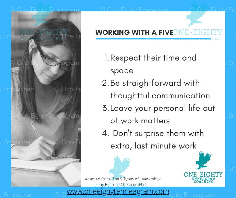Puede incluir: Imagen en blanco y negro de una mujer con gafas escribiendo en un cuaderno. El texto a la derecha dice "WORKING WITH A FIVE ONE-EIGHTY COACHING" con cuatro vi&ntilde;etas que ofrecen consejos. La imagen tiene un borde azul y la direcci&oacute;n del sitio web es visible.
