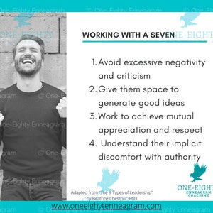 Puede incluir: Imagen en blanco y negro de un hombre sonriendo con los pu&ntilde;os apretados. El texto a la derecha ofrece consejos para trabajar con un "SEVEN-EIGHTY", incluyendo evitar la negatividad y fomentar el respeto mutuo. El sitio web es oneeightyenneagram.com.