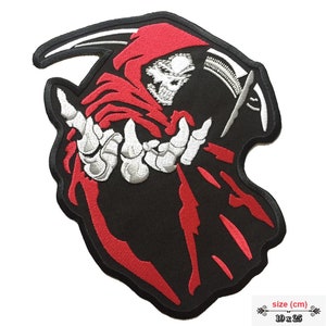 Peut inclure: Patch brodée thermocollante représentant un squelette à capuche rouge tenant une faux et levant la main en signe de salut. Le patch mesure 19 x 25 cm.