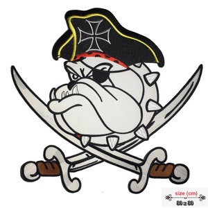 May include: White bulldog wearing a black pirate hat with a red and white band and a white cross on the hat. The bulldog has a black eye patch and is holding two crossed swords with brown handles. The image is a patch with a size of 30 x 30 cm.