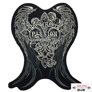 Op de afbeelding: Zwarte en zilveren geborduurde patch met een paar engelen vleugels, een kruis en de tekst "Two Wheeled Passion". De patch is 20 cm bij 25 cm.