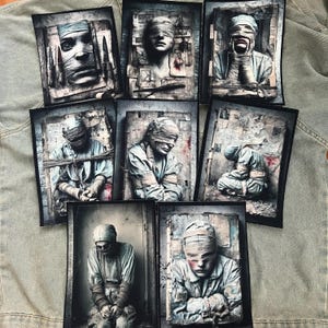 Könnte beinhalten: Eine Sammlung von acht gerahmten Kunstdrucken mit surrealen, monochromen Bildern von Figuren mit bandagierten Gesichtern. Das Kunstwerk hat ein verwittertes, gealtertes Aussehen mit gedämpften Tönen und einer Vintage-Ästhetik. Die Drucke sind auf einer Jeansjacke angeordnet.