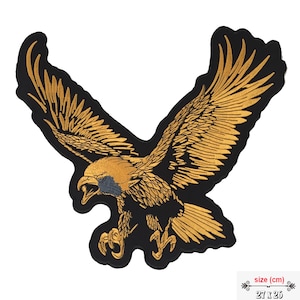 Peut inclure: Patch brodé d'un aigle doré sur fond noir. L'aigle est en vol, les ailes déployées. Le patch mesure 27 cm sur 26 cm.