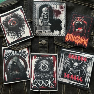 Peut inclure: Un ensemble de huit patchs thermocollants présentant divers motifs sombres et gothiques. Les patchs présentent des images d'un crâne, d'un œil, d'un démon et d'une créature ailée. Les patchs sont tous en noir et blanc avec des accents rouges. Les patchs sont tous rectangulaires et ont une bordure blanche.