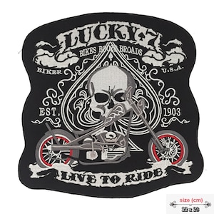 Può includere: Toppa ricamata in bianco e nero con un design di teschio e moto. La toppa presenta il testo "Lucky 7 Bikes Booze Broads" e "Live to Ride".