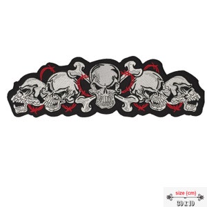 Könnte beinhalten: Gestickter Patch mit fünf silbernen Totenköpfen mit gekreuzten Knochen und Stacheldraht, alles auf schwarzem Hintergrund. Der Patch misst 30 cm x 10 cm.