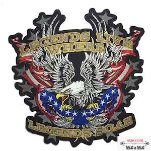 Op de afbeelding: Gestikt patch met een Amerikaanse zeearend, Amerikaanse vlag en sterren. Het patch heeft de tekst "Legends Live Where Legends Soar" en meet 22,5 cm bij 22,5 cm.