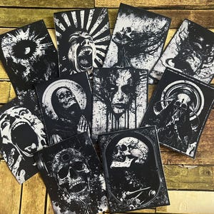 Könnte beinhalten: Ein Set mit zehn schwarzen und weißen Bügelbildern mit verschiedenen Designs im Gothic- und Horror-Stil. Die Patches zeigen Schädel, Augen und andere gruselige Bilder.