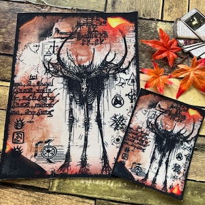 Peut inclure: Deux patchs en tissu noir et blanc représentant une créature squelettique avec des bois sur un fond de gribouillis et de symboles. Les patchs sont posés sur une surface en bois avec des feuilles d'automne.