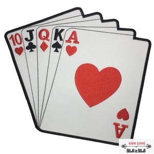 Peut inclure: Patch brodé d'une quinte flush royale en cœur, avec les cartes 10, Valet, Dame, Roi et As. Le patch est blanc avec des contours noirs et des cœurs rouges. Le patch mesure 21,5 cm sur 21,5 cm.