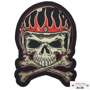 Könnte beinhalten: Schwarzer und roter gestickter Patch mit einem Totenkopf, der einen Helm mit Flammen trägt, gekreuzte Knochen und den Text "size (cm) 19 x 25".