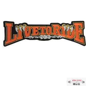 Op de afbeelding: Oranje en gele geborduurde patch met de tekst "Live to Ride" op een zwarte achtergrond. De patch heeft een prikkeldraadontwerp en twee gestileerde klauwen.