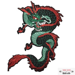 Peut inclure: Patch thermocollant brodé de couleur verte et rouge représentant un dragon à l'expression féroce. Le patch mesure 22,5 cm sur 30 cm.