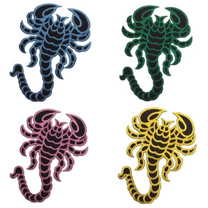 Peut inclure: Quatre patchs brodés thermocollants représentant un scorpion dans différentes couleurs : bleu, vert, rose et jaune.