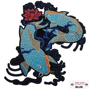 May include: Embroidered patch depicting two blue koi fish swimming in a swirling pattern with a red lotus flower. The patch measures 30 x 30 cm and is ideal for adding a touch of Japanese art to your clothing or accessories.