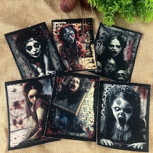 Può includere: Sei toppe rettangolari con ritratti horror gotici. Ogni toppa mostra un'immagine diversa di una figura dalla pelle pallida con occhi scuri e accenti di sangue. L'opera d'arte ha un'estetica vintage e usurata.
