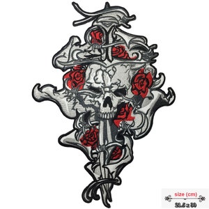 Könnte beinhalten: Ein gestickter Patch in Silber und Rot mit einem Schädel, der von einem Dolch durchbohrt wird. Der Schädel ist von roten Rosen und Stacheldraht umgeben. Der Patch misst 21,5 cm x 30 cm.
