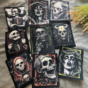 Könnte beinhalten: Eine Sammlung rechteckiger Kunstdrucke mit verschiedenen Illustrationen von Schädeln und zombieartigen Figuren. Die Drucke sind überwiegend schwarz-weiß mit Akzenten in Rot, Grün und Gelb. Das Kunstwerk hat ein gotisches oder Horror-Thema.