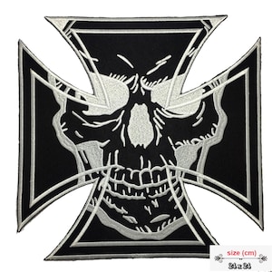 Könnte beinhalten: Schwarz-weiß gestickter Bügel-Patch mit einem Totenkopf und einem Kreuz dahinter. Der Patch ist 24 cm x 24 cm groß.