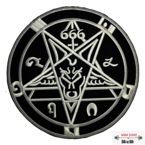 Könnte beinhalten: Ein gestickter Patch in Schwarz und Weiß mit einem Pentagramm, in dem sich ein Ziegenkopf befindet. Das Pentagramm ist von einem Kreis mit der Zahl 666 und anderen Symbolen umgeben. Der Patch ist 20 cm x 20 cm groß.
