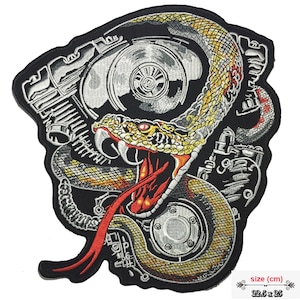 Peut inclure: Un patch brodé noir et argenté représentant un serpent enroulé autour d'un moteur détaillé. La tête du serpent est ouverte avec une langue rouge et des yeux jaunes. Le patch mesure 22,5 cm sur 25 cm.