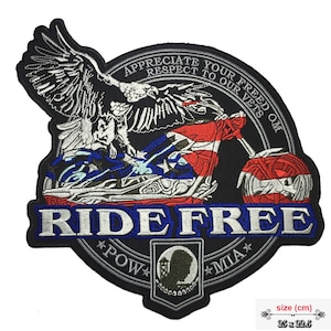 Op de afbeelding: Gestikt patch met een motorfiets met een Amerikaans vlagontwerp, een adelaar en de tekst "RIDE FREE". De patch bevat ook de tekst "APPRECIATE YOUR FREED OM RESPECT TO OUR VETS" en "*POW* *MIA*" met een silhouet van een soldatenhoofd.