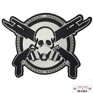 Könnte beinhalten: Schwarz-weiß gestickter Patch mit einem Totenkopf, der eine Gasmaske trägt, mit zwei gekreuzten Gewehren dahinter. Der Patch ist von einem Kreis mit einem dekorativen Rand umgeben. Der Patch misst 30 x 21,5 cm.