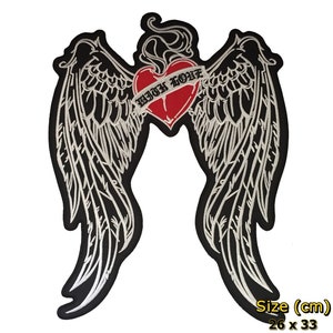 Könnte beinhalten: Schwarzer und weißer gestickter Patch mit einem roten Herzen und den Worten "With Love" auf einem Banner. Das Herz ist von zwei Flügeln umgeben. Der Patch misst 26 cm x 33 cm.