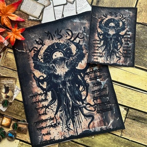 Op de afbeelding: Een zwart-witte illustratie van een wezen met tentakels en een schedelvormig hoofd. Het wezen wordt omringd door een cirkel van runen en de tekst "The Old Ones". De achtergrond is vervaagd bruin en oranje.