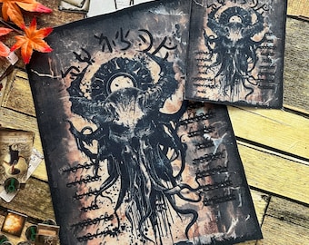 Puede incluir: Una ilustración en blanco y negro de una criatura con tentáculos y una cabeza de calavera. La criatura está rodeada por un círculo de runas y el texto "The Old Ones". El fondo es de color marrón y naranja descolorido.