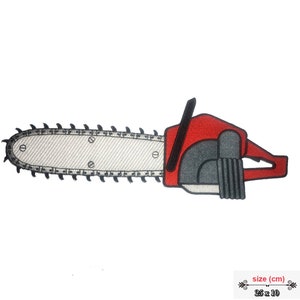 Könnte beinhalten: Gestickter Bügelaufkleber mit einer roten und grauen Kettensäge. Der Patch misst 25 cm x 10 cm.