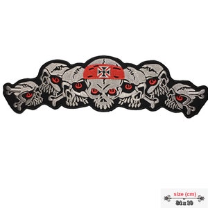 Könnte beinhalten: Gestickter Patch mit fünf grauen Schädeln mit roten Augen, einem roten Bandana mit einem schwarzen Eisenkreuz und Kreuzknochen. Der Patch ist 8,4 cm x 10 cm groß.