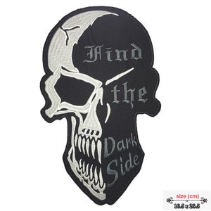 Peut inclure: Patch brodé noir et blanc avec un crâne et le texte "Find the Dark Side". Le patch mesure 16,5 cm sur 26,5 cm.