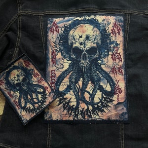 Könnte beinhalten: Eine schwarze Jeansjacke mit zwei gestickten Patches, die einen Schädel mit Tentakeln zeigen. Die Patches sind im Vintage-Stil mit einem abgenutzten Hintergrund.