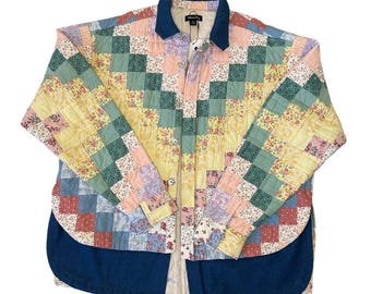 Veste chemise boutonnée matelassée en patchwork - multicolore avec bordure bleu marine.