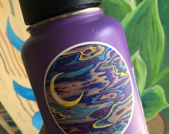 Può includere: Bottiglia d'acqua riutilizzabile viola con un adesivo di una luna crescente in un cielo blu, giallo e viola vorticoso. L'adesivo ha il testo "@littlesurstudio" in basso.