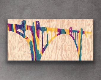 Può includere: Un design astratto colorato di un ponte su uno sfondo di legno. Il ponte è delineato in viola, blu, verde e giallo.