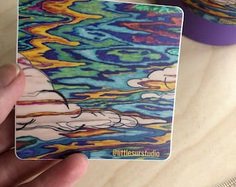 Può includere: Un adesivo con un design astratto colorato di nuvole e acqua. L'adesivo ha un bordo bianco e il testo "@littlesurstudio" nell'angolo in basso a destra.