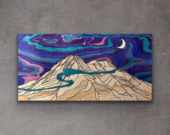 Può includere: Un'opera d'arte in legno che rappresenta una catena montuosa con una luna crescente in un cielo viola, blu e turchese. La catena montuosa è delineata in marrone e il cielo è stratificato con diverse tonalità di viola, blu e turchese.