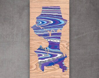 Può includere: Un'opera d'arte murale in legno con un design astratto viola e blu. Il design ricorda una mappa o un'area geografica. La venatura del legno è visibile sullo sfondo.