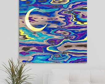 Può includere: Dipinto astratto di una luna crescente gialla su uno sfondo blu, viola e giallo con stelle bianche. Lo sfondo ha una texture a grana di legno.