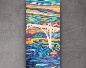Può includere: Arte astratto in legno con una silhouette bianca di un ponte su uno sfondo colorato di vortici di giallo, arancione, verde, blu e viola.
