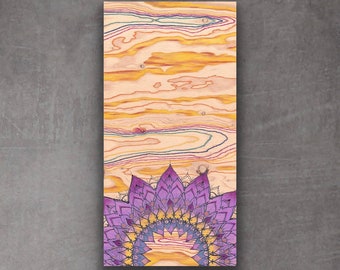 Può includere: Un pannello di legno con un design a mandala viola e giallo. Il mandala è centrato nella parte inferiore del pannello ed è circondato da uno sfondo a venature di legno chiaro.