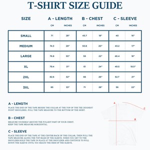 Op de afbeelding: Een witte T-shirt maattabel met afmetingen in centimeters en inches. De tabel bevat maten van Small tot 3XL, met lengte, borst en mouw metingen. Meetinstructies zijn ook inbegrepen.