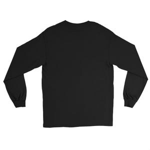 K&ouml;nnte beinhalten: Ein schwarzes Langarmshirt mit Rundhalsausschnitt.