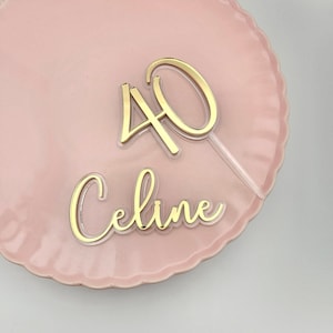Può includere: Topper per torta in acrilico dorato con il numero 40 e il nome Celine in corsivo.