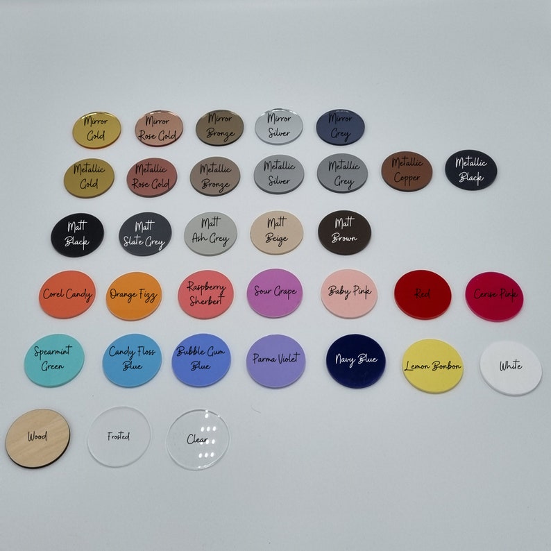 Namensaufsatz und Kruzifix-Charm-Set Personalisiert Verschiedene Größen und Farben Bild 4